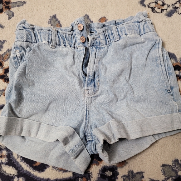 3 pairs of shorts (Levi's, Hollister, and Express) size 28 - Picture 5 of 8